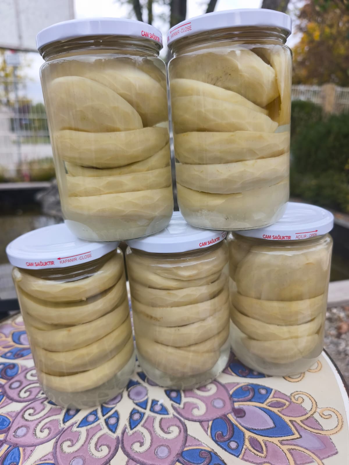 Eingelegte Artischocken im Glas